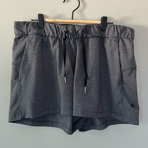 Lululemon On the‎ Fly Short 2.5” sz 12 Heathered Black
